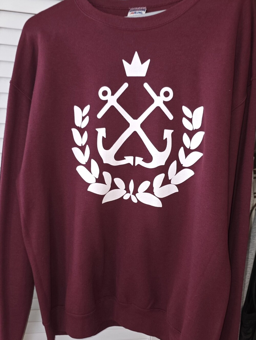 Captain’s Club Burgundy Nautical Anchor Crewneck Sweatshirt – Men’s Large